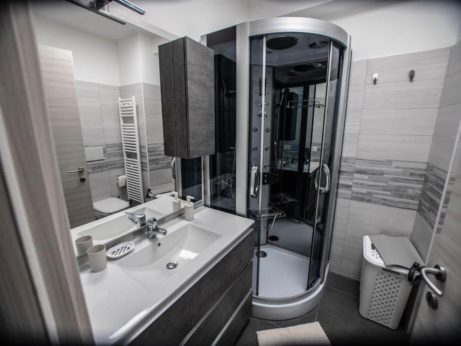 Modern Loft Center Of Turin + Jacuzzi 30M Metro Leilighet Collegno Eksteriør bilde