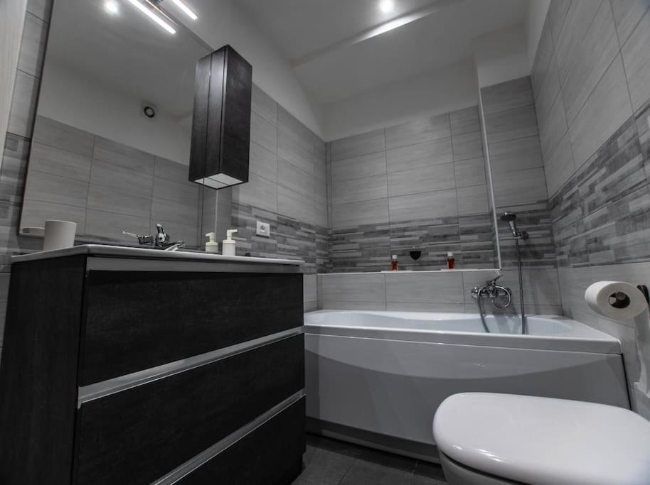 Modern Loft Center Of Turin + Jacuzzi 30M Metro Leilighet Collegno Eksteriør bilde